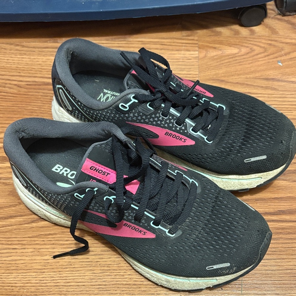 Brooks Women's Black and Pink Athletic Shoes